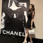Jenny Cheng Instagram - @chanelofficial A Journey Into The Allure 這次香奈兒展像走進了他們歷代的歷史 嘉柏麗香奈兒穿著過的私服在內近80套服裝 Chanel 是如何透過服裝傳承品牌核心精神 從Garielle Chanel、Karl Lagerfeld、Virginie Viard 透過不同的設計師又與時代的變化而不斷演變 每一件衣服都好美可以看到他們的精細時尚工藝 走進香奈兒展時間彷彿暫停了被美麗的衣服怔懾住 Fashion goes out of style but style never goes