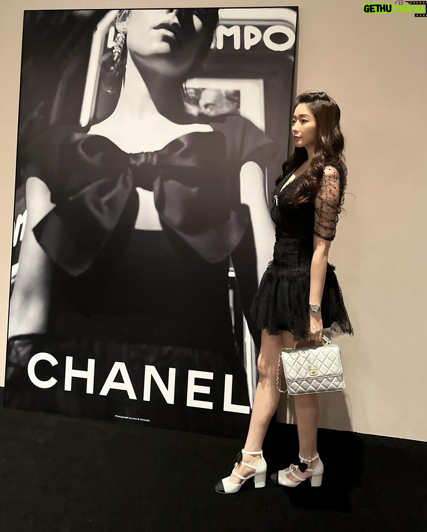 Jenny Cheng Instagram - @chanelofficial A Journey Into The Allure 這次香奈兒展像走進了他們歷代的歷史 嘉柏麗香奈兒穿著過的私服在內近80套服裝 Chanel 是如何透過服裝傳承品牌核心精神 從Garielle Chanel、Karl Lagerfeld、Virginie Viard 透過不同的設計師又與時代的變化而不斷演變 每一件衣服都好美可以看到他們的精細時尚工藝 走進香奈兒展時間彷彿暫停了被美麗的衣服怔懾住 Fashion goes out of style but style never goes