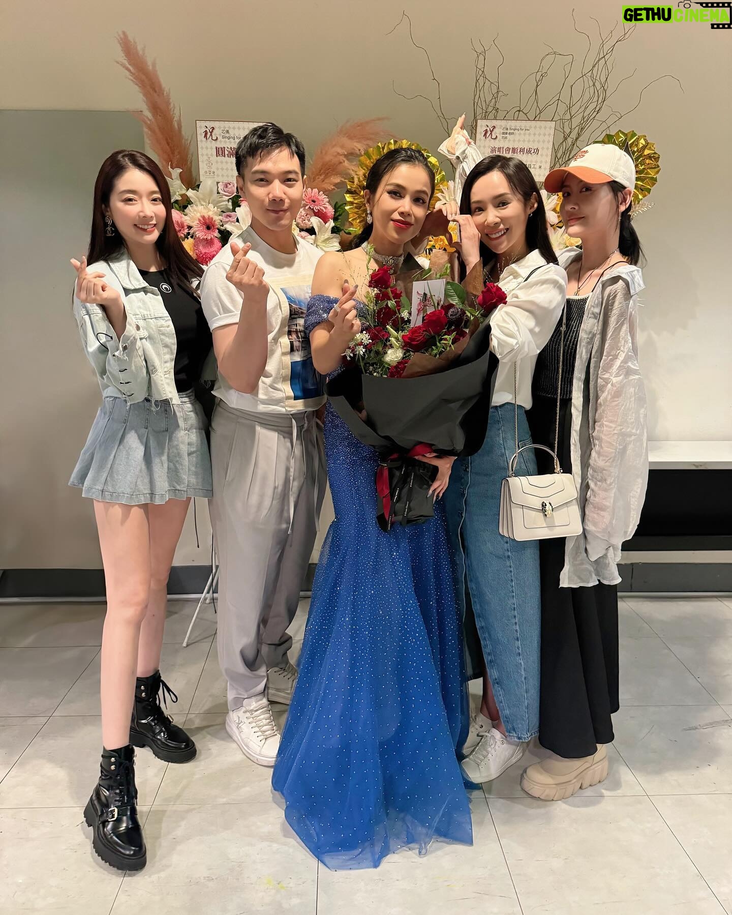 Jenny Cheng Instagram - 🥰 @shenniolin 林芯儀姐演唱會大成功 很開心能參與姐20年來的第一場演唱會 芯儀姐太美了😍在台上閃閃發光✨ 聽到好多芯儀的經典歌曲🎵 終於現場聽到道聽途說、以後以後 我的天~~真的太好聽了!!! 不管唱中文英文還是台語耳朵都懷孕了 姐的厲害之處就是能把情感唱進歌裡 完全唱到我們心坎裡~瞬間眼眶泛紅🥹 我們秒化身迷妹迷弟瘋狂鼓掌尖叫😆 非常謝謝 @boris.tsai 的邀請~ 謝謝芯儀姐讓我們幸福滿滿一整晚❤️
