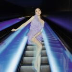 Jenny Cheng Instagram - 💜 謝謝Jasmine Galleria的邀請 讓我看到那麼精彩的時裝秀展演 這次秀的主題是「多肉植物的繽紛與生命力」 而我化身多肉植物來參加充滿生命力的視覺盛宴 當時裝秀一展開彷彿走進了一個wonderland 隨著燈光、音樂以及專業舞者們的表演 彷彿置身於一個充滿活力的奇幻世界裡 很榮幸自己可以穿上時裝秀的第一套禮服出席 每套禮服都美的不可思議像是童話故事才會出現般 很喜歡主理人說的話「多肉植物堅韌有生命力」 「多肉植物也能長出屬於自己的花朵」 我們每個人都能成為屬於獨一無二的花朵 Dress @jasmine_galleria_taipei Jewelry @bulgari Higheels @bluebelltw @jimmychoo Makeup @90jollymakeup Hairstyle @wiwi.chang_makeup Photographer @rockykao456 Jasmine Galleria Taipei 手工訂製婚紗禮服 #JASMINEGALLERIA #2024CoutureCollection #Fashion