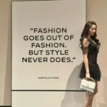 Jenny Cheng Instagram - @chanelofficial A Journey Into The Allure 這次香奈兒展像走進了他們歷代的歷史 嘉柏麗香奈兒穿著過的私服在內近80套服裝 Chanel 是如何透過服裝傳承品牌核心精神 從Garielle Chanel、Karl Lagerfeld、Virginie Viard 透過不同的設計師又與時代的變化而不斷演變 每一件衣服都好美可以看到他們的精細時尚工藝 走進香奈兒展時間彷彿暫停了被美麗的衣服怔懾住 Fashion goes out of style but style never goes