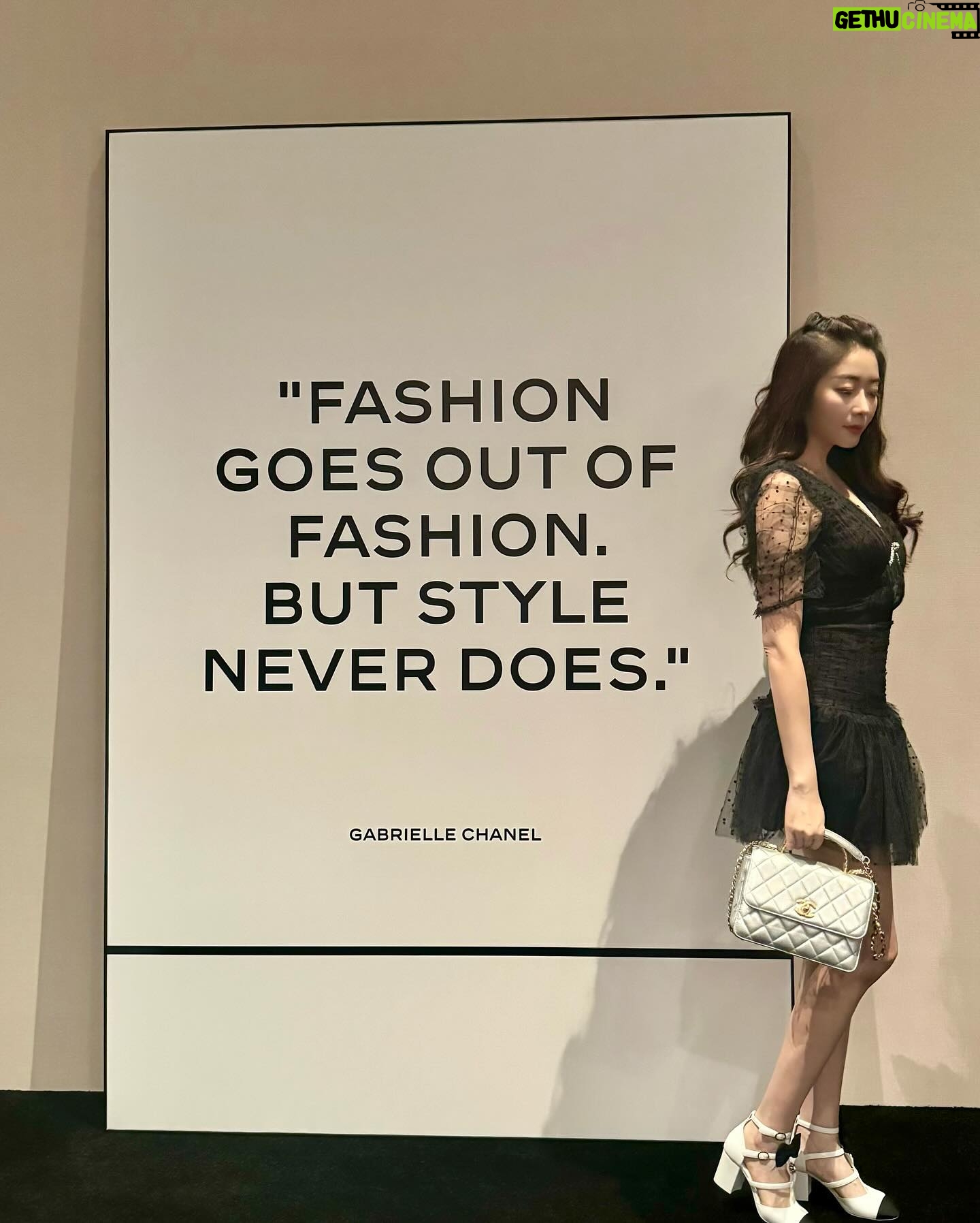 Jenny Cheng Instagram - @chanelofficial A Journey Into The Allure 這次香奈兒展像走進了他們歷代的歷史 嘉柏麗香奈兒穿著過的私服在內近80套服裝 Chanel 是如何透過服裝傳承品牌核心精神 從Garielle Chanel、Karl Lagerfeld、Virginie Viard 透過不同的設計師又與時代的變化而不斷演變 每一件衣服都好美可以看到他們的精細時尚工藝 走進香奈兒展時間彷彿暫停了被美麗的衣服怔懾住 Fashion goes out of style but style never goes