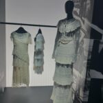 Jenny Cheng Instagram - @chanelofficial A Journey Into The Allure 這次香奈兒展像走進了他們歷代的歷史 嘉柏麗香奈兒穿著過的私服在內近80套服裝 Chanel 是如何透過服裝傳承品牌核心精神 從Garielle Chanel、Karl Lagerfeld、Virginie Viard 透過不同的設計師又與時代的變化而不斷演變 每一件衣服都好美可以看到他們的精細時尚工藝 走進香奈兒展時間彷彿暫停了被美麗的衣服怔懾住 Fashion goes out of style but style never goes