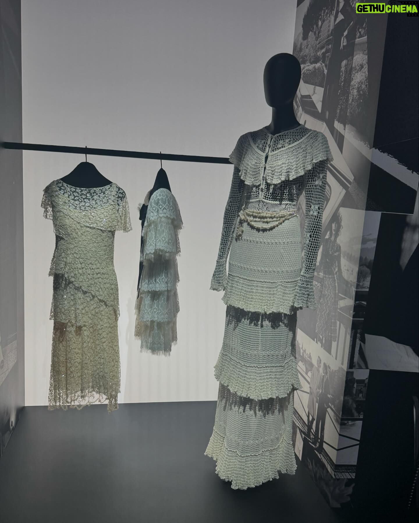 Jenny Cheng Instagram - @chanelofficial A Journey Into The Allure 這次香奈兒展像走進了他們歷代的歷史 嘉柏麗香奈兒穿著過的私服在內近80套服裝 Chanel 是如何透過服裝傳承品牌核心精神 從Garielle Chanel、Karl Lagerfeld、Virginie Viard 透過不同的設計師又與時代的變化而不斷演變 每一件衣服都好美可以看到他們的精細時尚工藝 走進香奈兒展時間彷彿暫停了被美麗的衣服怔懾住 Fashion goes out of style but style never goes