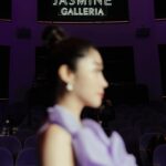 Jenny Cheng Instagram - 💜 謝謝Jasmine Galleria的邀請 讓我看到那麼精彩的時裝秀展演 這次秀的主題是「多肉植物的繽紛與生命力」 而我化身多肉植物來參加充滿生命力的視覺盛宴 當時裝秀一展開彷彿走進了一個wonderland 隨著燈光、音樂以及專業舞者們的表演 彷彿置身於一個充滿活力的奇幻世界裡 很榮幸自己可以穿上時裝秀的第一套禮服出席 每套禮服都美的不可思議像是童話故事才會出現般 很喜歡主理人說的話「多肉植物堅韌有生命力」 「多肉植物也能長出屬於自己的花朵」 我們每個人都能成為屬於獨一無二的花朵 Dress @jasmine_galleria_taipei Jewelry @bulgari Higheels @bluebelltw @jimmychoo Makeup @90jollymakeup Hairstyle @wiwi.chang_makeup Photographer @rockykao456 Jasmine Galleria Taipei 手工訂製婚紗禮服 #JASMINEGALLERIA #2024CoutureCollection #Fashion