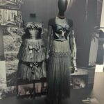 Jenny Cheng Instagram - @chanelofficial A Journey Into The Allure 這次香奈兒展像走進了他們歷代的歷史 嘉柏麗香奈兒穿著過的私服在內近80套服裝 Chanel 是如何透過服裝傳承品牌核心精神 從Garielle Chanel、Karl Lagerfeld、Virginie Viard 透過不同的設計師又與時代的變化而不斷演變 每一件衣服都好美可以看到他們的精細時尚工藝 走進香奈兒展時間彷彿暫停了被美麗的衣服怔懾住 Fashion goes out of style but style never goes