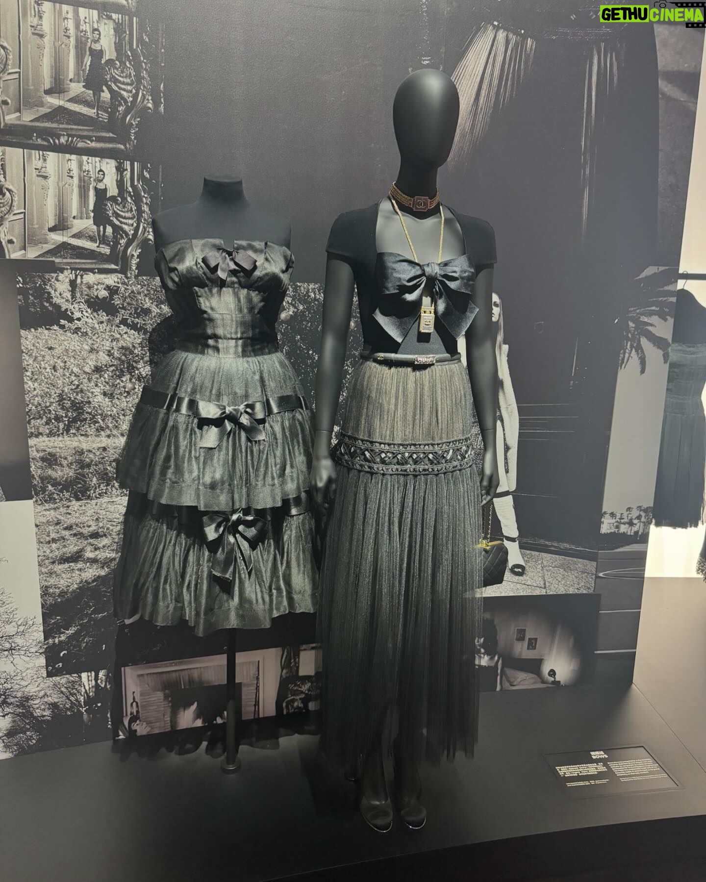 Jenny Cheng Instagram - @chanelofficial A Journey Into The Allure 這次香奈兒展像走進了他們歷代的歷史 嘉柏麗香奈兒穿著過的私服在內近80套服裝 Chanel 是如何透過服裝傳承品牌核心精神 從Garielle Chanel、Karl Lagerfeld、Virginie Viard 透過不同的設計師又與時代的變化而不斷演變 每一件衣服都好美可以看到他們的精細時尚工藝 走進香奈兒展時間彷彿暫停了被美麗的衣服怔懾住 Fashion goes out of style but style never goes