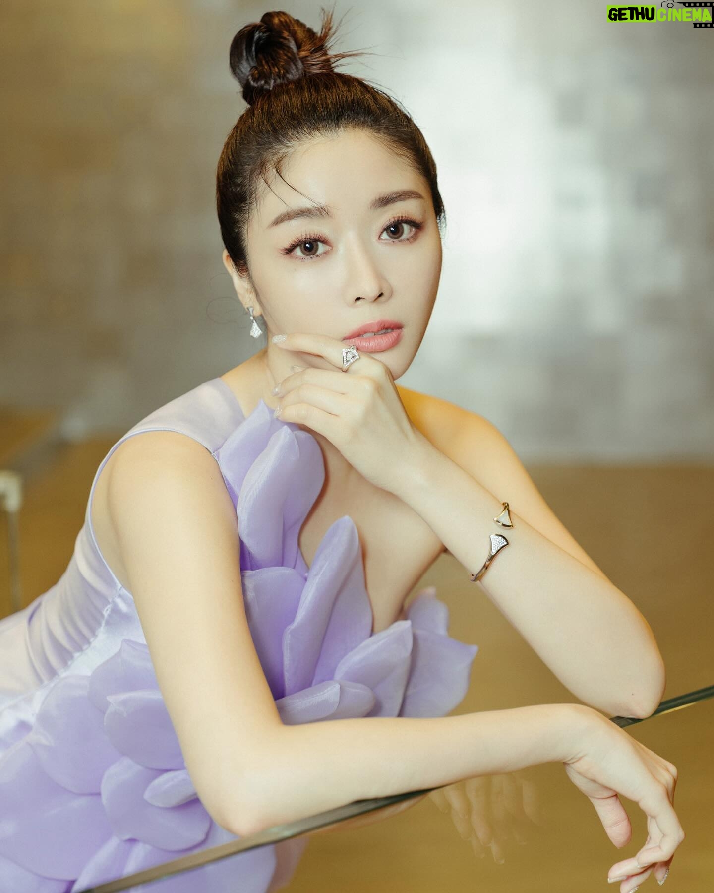 Jenny Cheng Instagram - 💜 很開心能受邀出席Jasmine Galleria時裝秀 這次秀的主題是「多肉植物的繽紛與生命力」 而我化身多肉植物來參加充滿生命力的視覺盛宴 穿著多肉植物為靈感的手工訂製婚紗禮服出席 禮服美到就像童話故事才會出現般的夢幻 Dress @jasmine_galleria_taipei Jewelry @bulgari Makeup @90jollymakeup Hairstyle @wiwi.chang_makeup Photographer @rockykao456 Jasmine Galleria Taipei 手工訂製婚紗禮服 #JASMINEGALLERIA #2024CoutureCollection #Fashion