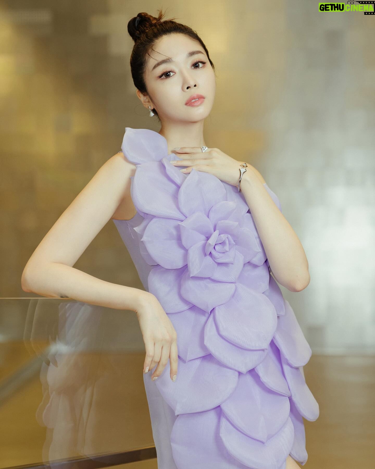 Jenny Cheng Instagram - 💜 很開心能受邀出席Jasmine Galleria時裝秀 這次秀的主題是「多肉植物的繽紛與生命力」 而我化身多肉植物來參加充滿生命力的視覺盛宴 穿著多肉植物為靈感的手工訂製婚紗禮服出席 禮服美到就像童話故事才會出現般的夢幻 Dress @jasmine_galleria_taipei Jewelry @bulgari Makeup @90jollymakeup Hairstyle @wiwi.chang_makeup Photographer @rockykao456 Jasmine Galleria Taipei 手工訂製婚紗禮服 #JASMINEGALLERIA #2024CoutureCollection #Fashion