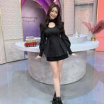 Jenny Cheng Instagram - 🖤 今晚9點女人我最大見 好久沒在螢幕前說日文了 曾經在早稻田交換學生一年 很開心我的日文到現在還沒忘 也因為會日文讓我有更多工作機會 主持了旅遊節目還當了觀光大使🥰 每次去日本我都是家人跟朋友的小翻譯 穿著在東京買的衣服～日本女孩一波👧 日本語は難しいですが、 一生懸命勉強しているつもりです。 皆様ご指導よろしくお願いします。 ありがとうございました♪ ジェニーでした。