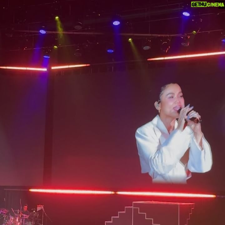Jenny Cheng Instagram - 🥰 @shenniolin 林芯儀姐演唱會大成功 很開心能參與姐20年來的第一場演唱會 芯儀姐太美了😍在台上閃閃發光✨ 聽到好多芯儀的經典歌曲🎵 終於現場聽到道聽途說、以後以後 我的天~~真的太好聽了!!! 不管唱中文英文還是台語耳朵都懷孕了 姐的厲害之處就是能把情感唱進歌裡 完全唱到我們心坎裡~瞬間眼眶泛紅🥹 我們秒化身迷妹迷弟瘋狂鼓掌尖叫😆 非常謝謝 @boris.tsai 的邀請~ 謝謝芯儀姐讓我們幸福滿滿一整晚❤️