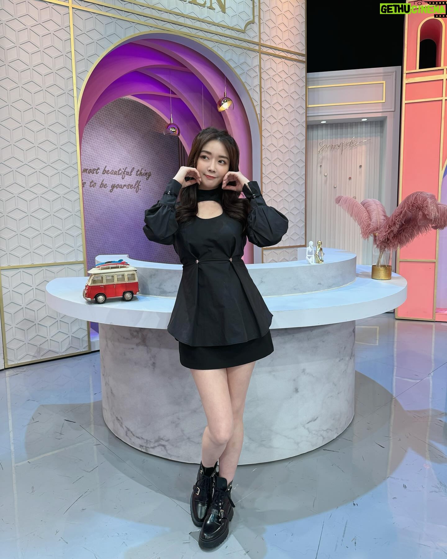 Jenny Cheng Instagram - 🖤 今晚9點女人我最大見 好久沒在螢幕前說日文了 曾經在早稻田交換學生一年 很開心我的日文到現在還沒忘 也因為會日文讓我有更多工作機會 主持了旅遊節目還當了觀光大使🥰 每次去日本我都是家人跟朋友的小翻譯 穿著在東京買的衣服~日本女孩一波👧 日本語は難しいですが、 一生懸命勉強しているつもりです。 皆様ご指導よろしくお願いします。 ありがとうございました♪ ジェニーでした。