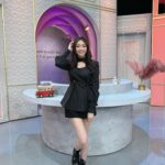 Jenny Cheng Instagram - 🖤 今晚9點女人我最大見 好久沒在螢幕前說日文了 曾經在早稻田交換學生一年 很開心我的日文到現在還沒忘 也因為會日文讓我有更多工作機會 主持了旅遊節目還當了觀光大使🥰 每次去日本我都是家人跟朋友的小翻譯 穿著在東京買的衣服～日本女孩一波👧 日本語は難しいですが、 一生懸命勉強しているつもりです。 皆様ご指導よろしくお願いします。 ありがとうございました♪ ジェニーでした。