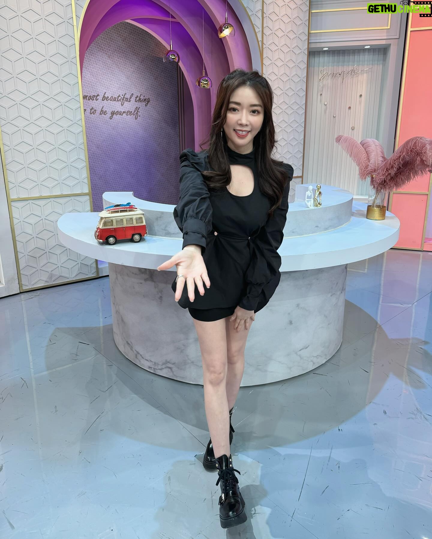 Jenny Cheng Instagram - 🖤 今晚9點女人我最大見 好久沒在螢幕前說日文了 曾經在早稻田交換學生一年 很開心我的日文到現在還沒忘 也因為會日文讓我有更多工作機會 主持了旅遊節目還當了觀光大使🥰 每次去日本我都是家人跟朋友的小翻譯 穿著在東京買的衣服~日本女孩一波👧 日本語は難しいですが、 一生懸命勉強しているつもりです。 皆様ご指導よろしくお願いします。 ありがとうございました♪ ジェニーでした。