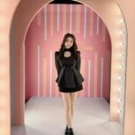 Jenny Cheng Instagram - 🖤 今晚9點女人我最大見 好久沒在螢幕前說日文了 曾經在早稻田交換學生一年 很開心我的日文到現在還沒忘 也因為會日文讓我有更多工作機會 主持了旅遊節目還當了觀光大使🥰 每次去日本我都是家人跟朋友的小翻譯 穿著在東京買的衣服～日本女孩一波👧 日本語は難しいですが、 一生懸命勉強しているつもりです。 皆様ご指導よろしくお願いします。 ありがとうございました♪ ジェニーでした。