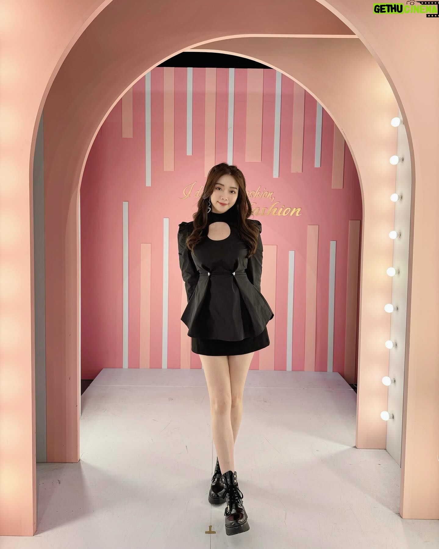 Jenny Cheng Instagram - 🖤 今晚9點女人我最大見 好久沒在螢幕前說日文了 曾經在早稻田交換學生一年 很開心我的日文到現在還沒忘 也因為會日文讓我有更多工作機會 主持了旅遊節目還當了觀光大使🥰 每次去日本我都是家人跟朋友的小翻譯 穿著在東京買的衣服~日本女孩一波👧 日本語は難しいですが、 一生懸命勉強しているつもりです。 皆様ご指導よろしくお願いします。 ありがとうございました♪ ジェニーでした。