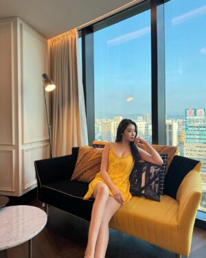 Jenny Cheng Instagram - 💛
第一次入住 @lemeridientaichung 
很喜歡這個超大客廳🛋️圓沙發
房間還有一個沙發區跟國外飯店一樣
真的喜歡房間的每個細節～好有品味
早餐選擇也很豐富～直接愛上了
一個人來台中輕旅行很舒服自在