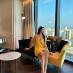Jenny Cheng Instagram - 💛 第一次入住 @lemeridientaichung 很喜歡這個超大客廳🛋️圓沙發 房間還有一個沙發區跟國外飯店一樣 真的喜歡房間的每個細節～好有品味 早餐選擇也很豐富～直接愛上了 一個人來台中輕旅行很舒服自在