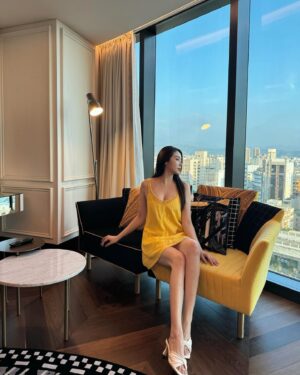 Jenny Cheng Instagram - 💛
第一次入住 @lemeridientaichung 
很喜歡這個超大客廳🛋️圓沙發
房間還有一個沙發區跟國外飯店一樣
真的喜歡房間的每個細節～好有品味
早餐選擇也很豐富～直接愛上了
一個人來台中輕旅行很舒服自在