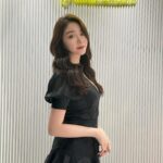 Jenny Cheng Instagram - 🖤 浪漫韓系小姊姊風給過嗎～～ 好喜歡我的氣質焦糖深咖啡髮色 定期深層護理讓秀髮瞬間有光澤不毛躁 讓自己美美的也是一種寵愛自己的方式 髮色/深層護髮 @avril_apex_