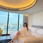 Jenny Cheng Instagram - 💛 第一次入住 @lemeridientaichung 很喜歡這個超大客廳🛋️圓沙發 房間還有一個沙發區跟國外飯店一樣 真的喜歡房間的每個細節～好有品味 早餐選擇也很豐富～直接愛上了 一個人來台中輕旅行很舒服自在