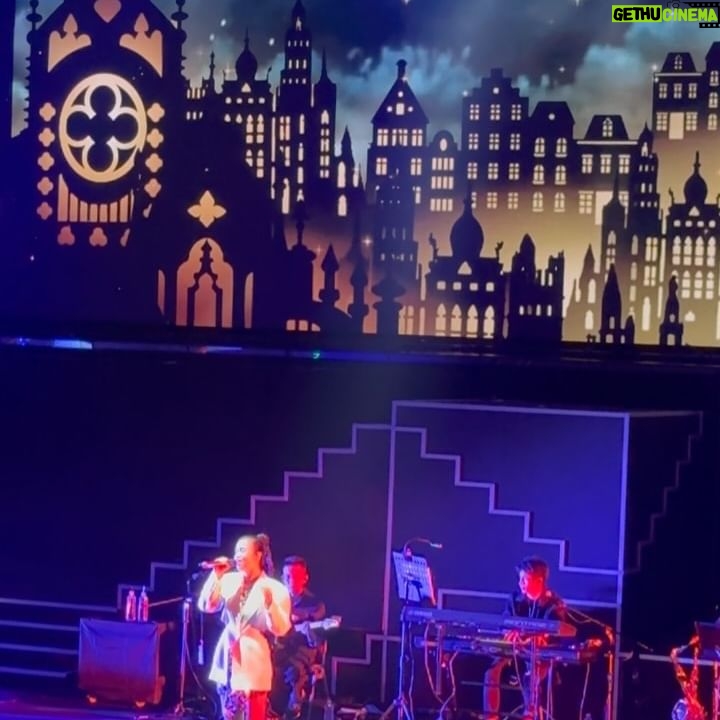 Jenny Cheng Instagram - 🥰 @shenniolin 林芯儀姐演唱會大成功 很開心能參與姐20年來的第一場演唱會 芯儀姐太美了😍在台上閃閃發光✨ 聽到好多芯儀的經典歌曲🎵 終於現場聽到道聽途說、以後以後 我的天~~真的太好聽了!!! 不管唱中文英文還是台語耳朵都懷孕了 姐的厲害之處就是能把情感唱進歌裡 完全唱到我們心坎裡~瞬間眼眶泛紅🥹 我們秒化身迷妹迷弟瘋狂鼓掌尖叫😆 非常謝謝 @boris.tsai 的邀請~ 謝謝芯儀姐讓我們幸福滿滿一整晚❤️