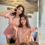 Jenny Cheng Instagram – Hi June🌹🌹
紀錄一下5月的小碎片🧩美好回憶
恭喜 @jellyc820 晨熙女兒滿月了🥰
跟比莉姐的開心日常吃飯逛街的約會
@yinyin618 一起看了金在中演唱會🎶
@daphnelaven 金牛寶寶生日快樂🎂
@lalababy625 恭喜拉拉出新書了🩷
@austinoreochen 大帥哥生日快樂🎂
一起吃辣而不膩的酸菜魚慶生
@bakatenshi518 居酒屋聚餐
以為秒到日本每一道都好好吃
恭喜Mai的活動辦的很順利～
期待6月的我過的更充實更豐富