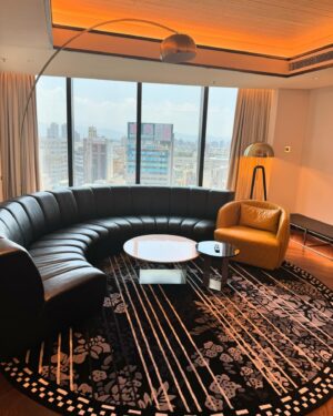 Jenny Cheng Instagram - 💛
第一次入住 @lemeridientaichung 
很喜歡這個超大客廳🛋️圓沙發
房間還有一個沙發區跟國外飯店一樣
真的喜歡房間的每個細節～好有品味
早餐選擇也很豐富～直接愛上了
一個人來台中輕旅行很舒服自在