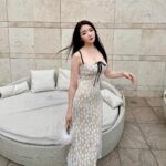 Jenny Cheng Instagram - 🌹 花若盛開 蝴蝶自來 充實自己把自己顧好 自會有適合的人出現 對人不討好也不強求 屬於你的怎樣都趕不走 不屬於你的終究不屬於 👗 @wangwang.company 💅 @eviewenevie