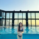 Jenny Cheng Instagram - Hi April 有多少人在情人節 說出動人的謊言 就有多少人會在愚人節 用開玩笑的口吻說出真心話 今天就為自己勇敢一次吧 有些真心話需有足夠勇氣才能說出口 有些幸福只要一點點退縮就會永遠錯過 祝福大家愚人節快樂～告白成功😆 謝謝 @lemeridientaichung 李方艾美酒店🥰 直接愛上這裡的無邊境游泳池～透明的泳池 以為自己在海外度假⛱️真的太愜意了美如畫 🏨 @lemeridientaichung 👙 @vodaswimasia 📷 @cinny0530