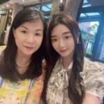 Jenny Cheng Instagram - 母親節快樂👩 謝謝媽媽讓我出生在這個世上 為了這個家為了我們付出了青春歲月 媽媽的單純和付出一切是優點也是缺點 我希望我能像到一半就好不然太辛苦了 謝謝媽媽常常用冷笑話逗樂我們😂 我想我的天然呆跟綜藝魂是遺傳到媽媽 希望你持續保持少女心～天天開心❤️xoxo