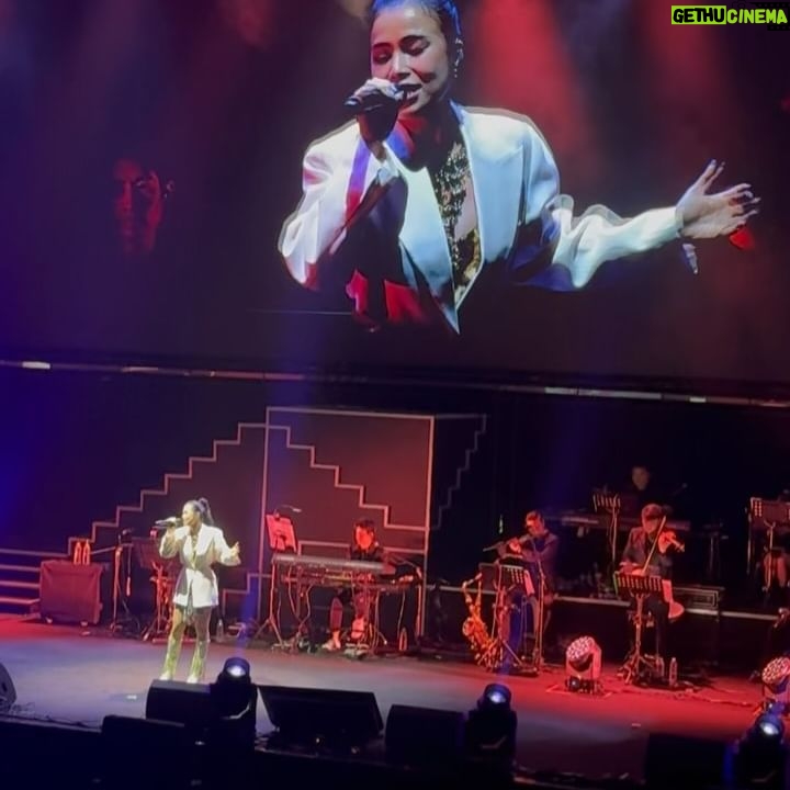 Jenny Cheng Instagram - 🥰 @shenniolin 林芯儀姐演唱會大成功 很開心能參與姐20年來的第一場演唱會 芯儀姐太美了😍在台上閃閃發光✨ 聽到好多芯儀的經典歌曲🎵 終於現場聽到道聽途說、以後以後 我的天~~真的太好聽了!!! 不管唱中文英文還是台語耳朵都懷孕了 姐的厲害之處就是能把情感唱進歌裡 完全唱到我們心坎裡~瞬間眼眶泛紅🥹 我們秒化身迷妹迷弟瘋狂鼓掌尖叫😆 非常謝謝 @boris.tsai 的邀請~ 謝謝芯儀姐讓我們幸福滿滿一整晚❤️