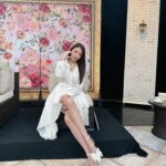 Jenny Cheng Instagram - 🤍 天秤真的太容易戀愛腦了 一旦談戀愛真的就是All in 只能說不經一事 不長一智 謝謝曾遇到荒誕的人讓我快速成長 過往人事物已經不重要繼續往前行 現在的我～以後的我也只走我的花路 #tvshow #錄影 #單身行不行