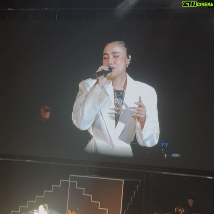 Jenny Cheng Instagram - 🥰 @shenniolin 林芯儀姐演唱會大成功 很開心能參與姐20年來的第一場演唱會 芯儀姐太美了😍在台上閃閃發光✨ 聽到好多芯儀的經典歌曲🎵 終於現場聽到道聽途說、以後以後 我的天~~真的太好聽了!!! 不管唱中文英文還是台語耳朵都懷孕了 姐的厲害之處就是能把情感唱進歌裡 完全唱到我們心坎裡~瞬間眼眶泛紅🥹 我們秒化身迷妹迷弟瘋狂鼓掌尖叫😆 非常謝謝 @boris.tsai 的邀請~ 謝謝芯儀姐讓我們幸福滿滿一整晚❤️