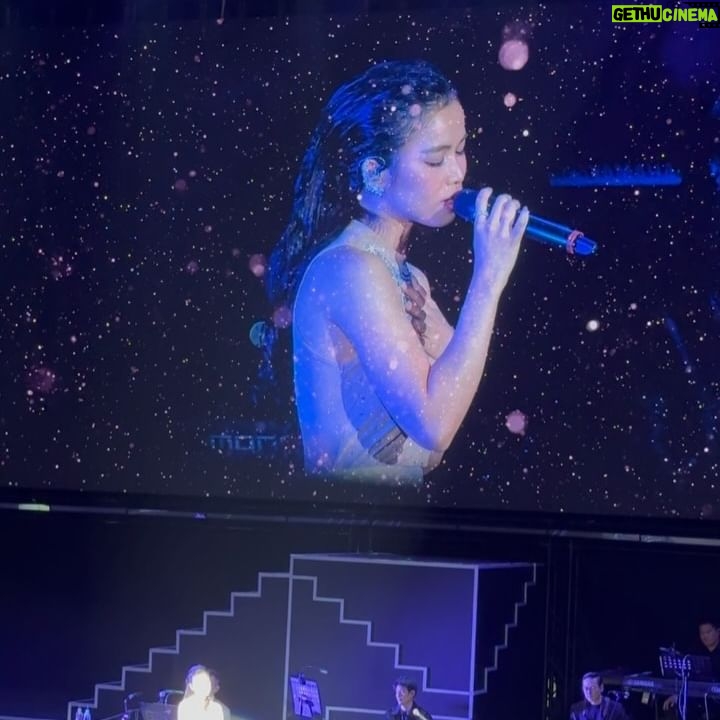 Jenny Cheng Instagram - 🥰 @shenniolin 林芯儀姐演唱會大成功 很開心能參與姐20年來的第一場演唱會 芯儀姐太美了😍在台上閃閃發光✨ 聽到好多芯儀的經典歌曲🎵 終於現場聽到道聽途說、以後以後 我的天~~真的太好聽了!!! 不管唱中文英文還是台語耳朵都懷孕了 姐的厲害之處就是能把情感唱進歌裡 完全唱到我們心坎裡~瞬間眼眶泛紅🥹 我們秒化身迷妹迷弟瘋狂鼓掌尖叫😆 非常謝謝 @boris.tsai 的邀請~ 謝謝芯儀姐讓我們幸福滿滿一整晚❤️