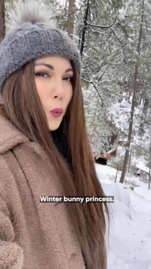 Jenny Lorenzo Instagram - Miami girls in the snow ❄️🌴

#latinosbelike #latinomes #latinocomedy #miamiaf #miami #miamigirls #snow #winter #growinguphispanic
