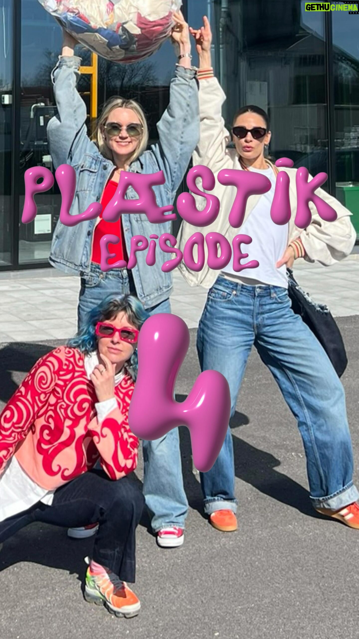 Jenny Skavlan Instagram - Reklame🎈I den siste episoden av Plæstik skal vi se på løsninger! Kan gamle plastklær bli nye plastklær? Vi tok turen til @norsktekstilgjenvinning hvor de kan lage nytt fiber av gamle klær- men hvor langt unna er de å kunne resirkulere plastfiber?! ♻️ 💚Denne serien, laget i samarbeid med @handelensmiljofond er bare en oppvarming til årets Fæbrikstad - der skal vi lære enda mer og dykke enda dypere ned i denne tematikken! Kjøp billetter på faebrik.no!