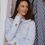 Jenny Skavlan Instagram - (Inneholder egenreklame) ✂️ GJENBRUKSTIPS♻️ Det finnes masse smokingskjorter å få kjøpt brukt.🤵‍♀️🤵🏽‍♂️Kanskje fordi folk er usikre på hva de skal gjøre med knapphullene på mansjetten? Det er jo to knapphull fremfor knapp og knapphull. 👔🪡Enten du syr skjorte selv (som denne jeg har sydd som du ksn lære å sy på årets @faebrikstad ) eller kjøper brukt og har behov for mansjettknapper- lag noen dekorative selv og gi skjorten et skikkelig løft! 💠💠Alt du trenger er to dekorative knapper og to helt enkle. Sy/fest en enkel og en gøyal sammen med tykk tråd eller hyssing så de er ca 0,5cm fra hverandre. Så kan enhver enkel smokingskjorte bli en fest!