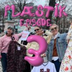 Jenny Skavlan Instagram - Reklame🎈I forrige episode av Plæstik, en serie vi har laget om plast i klær sammen med @handelensmiljofond lærte vi at konsekvensene av de enorme mengdene plastklær klesindustrien spyr ut i enorme mengder gjør stor skade på klima og natur. Vi har en teori om at hvis folk hadde visst at klærne var laget av ren plast- så ville de kanskje ikke kjøpt de? Sånn det er nå stor det med bitteliten skrift på en bitteliten lapp et eller annet fremmedord… akryl, polyester, nylon, lykra…? Hva hvis det var pålagt å merke klær laget av plast tydelig så forbrukeren faktisk ser og skjønner det? Det testa vi ut i Karl Johan! Hva synes du om en sånn merkeordning? Er plasten i klærne for godt skjult?