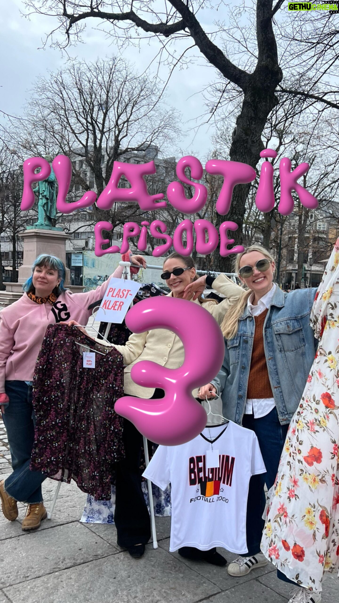Jenny Skavlan Instagram - Reklame🎈I forrige episode av Plæstik, en serie vi har laget om plast i klær sammen med @handelensmiljofond lærte vi at konsekvensene av de enorme mengdene plastklær klesindustrien spyr ut i enorme mengder gjør stor skade på klima og natur. Vi har en teori om at hvis folk hadde visst at klærne var laget av ren plast- så ville de kanskje ikke kjøpt de? Sånn det er nå stor det med bitteliten skrift på en bitteliten lapp et eller annet fremmedord… akryl, polyester, nylon, lykra…? Hva hvis det var pålagt å merke klær laget av plast tydelig så forbrukeren faktisk ser og skjønner det? Det testa vi ut i Karl Johan! Hva synes du om en sånn merkeordning? Er plasten i klærne for godt skjult?