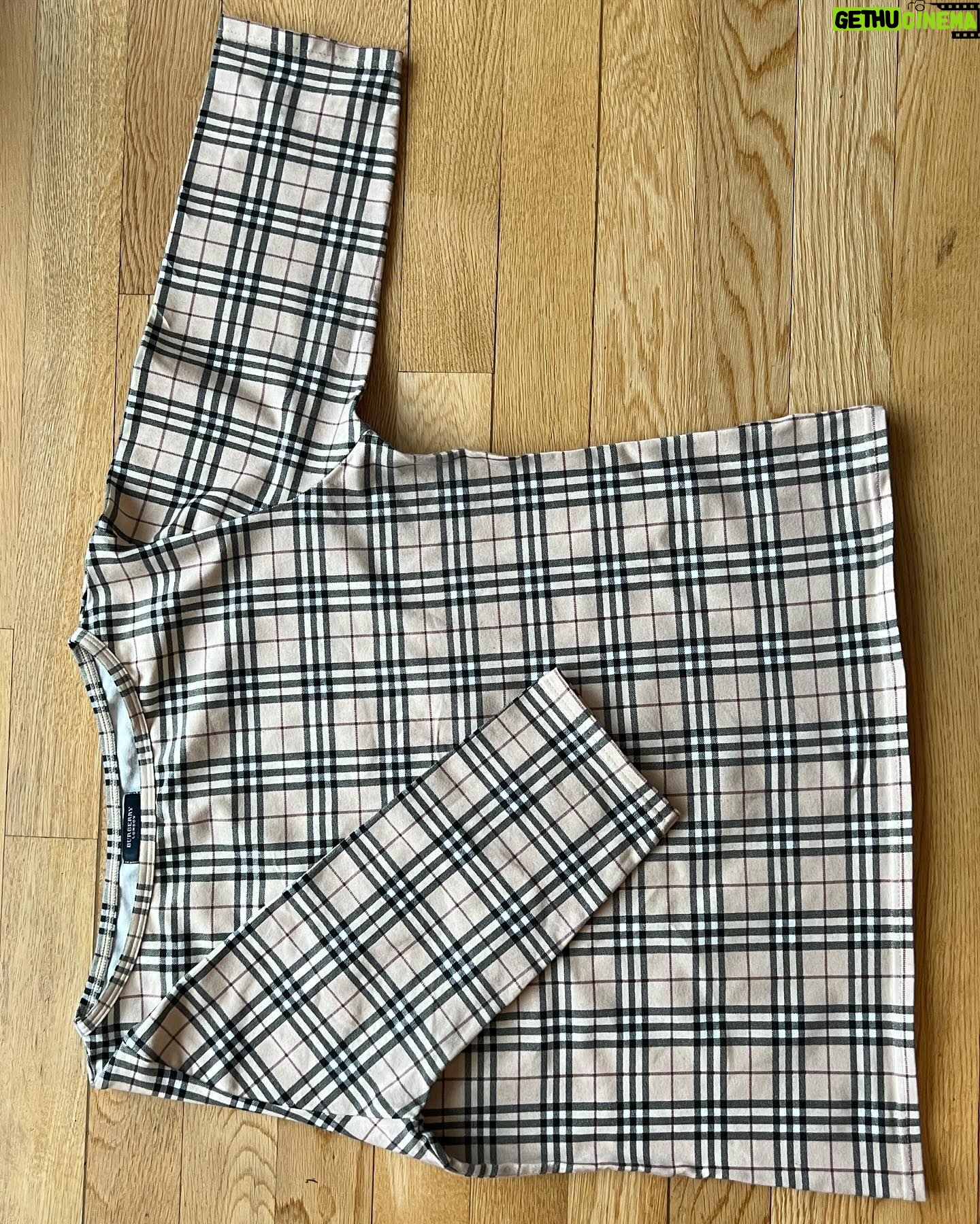 Jenny Skavlan Instagram - Bikini sydd av gammel burberry topp- møt Oslofjorden. Dere kommer til å henge mye sammen fremover. 🌊💦