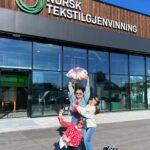 Jenny Skavlan Instagram - Vi jobber med en serie om resirkulering, fiber og plast i klær. I dag har vi besøkt @norsktekstilgjenvinning i Sandefjord som gjør gamle klær om til nytt fiber! ♻️💚 Vi har lært masse og gleder oss til å lære det videre til dere💯 Serien kommer snart på en mobil nær deg🎥