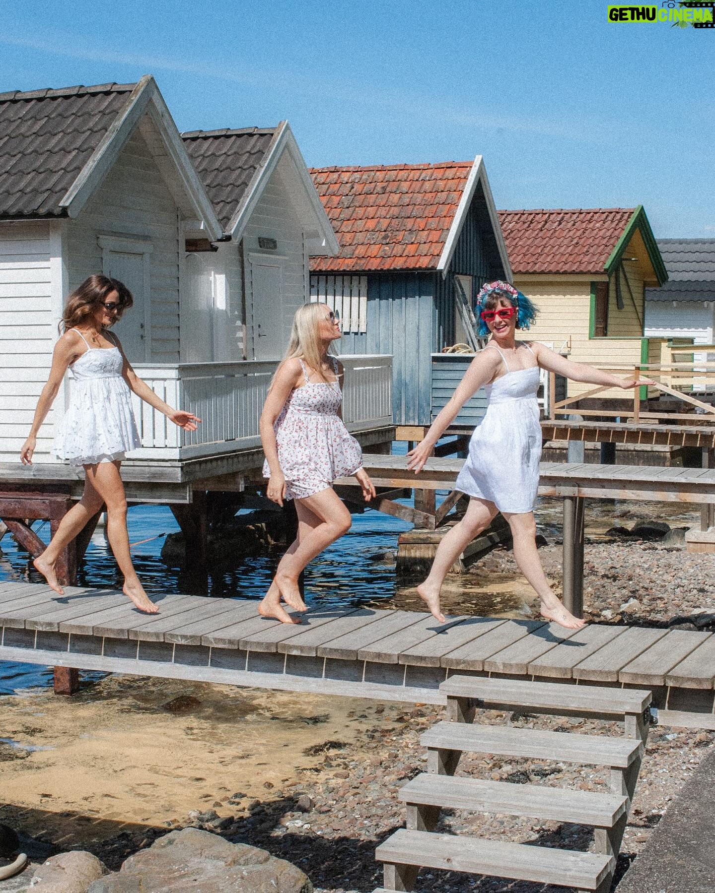 Jenny Skavlan Instagram - Egenreklame🌸 I dag har vi sluppet løs mønsteret #Fryd !! En kjole eller topp med høyt liv, stropper og rynkekappe som du kan sy så lang du ønsker. Jeg har sydd av en gammel duk og stoff fra @studiobazar 🌼🌻 Mønster på faebrik.no, der er det også flere stoffer fra @studiobazar 🌸 Video av hvordan den sys er på vei inn i Fæbrik Æppen! Last den ned! 📱 Foto: @ina.backe