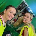 Jenny Skavlan Instagram - Vi jobber med en serie om resirkulering, fiber og plast i klær. I dag har vi besøkt @norsktekstilgjenvinning i Sandefjord som gjør gamle klær om til nytt fiber! ♻️💚 Vi har lært masse og gleder oss til å lære det videre til dere💯 Serien kommer snart på en mobil nær deg🎥
