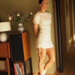 Jenny Skavlan Instagram - Reklame 👉🏼Jeg har hacket T-skjorten vår om til denne kjolen/toppen med snøring i sidene av deilig og myk økologisk jersey. Så har jeg sydd matchende isipisipants så jeg fikk et sett🤍 Den perfekte måten å kunne gå med koseklær hele dagen uten å se ut som en 🚽 📱Oppskriften finner du i Fæbrik Æppen, sjekk faebrik.app for hvordan du laster ned og blir medlem! Stoffmengde: Ettersom det er en hack er det litt vanskelig å si konkret stoffmengde i alle størrelser. Men jersey- stoffet er veldig bredt, 170cm, så jeg fikk plass til kjolen i XS på 110cm stoff. Isipisipants i S fikk jeg også plass til på 110cm ved å gjøre buksa litt smalere. Ettersom stoffet er stretch gjorde det ingenting. 🤍Pakker med overskuddsjersey i 2m er på vei inn i nettbutikken!