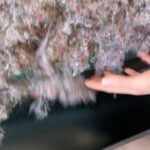 Jenny Skavlan Instagram - Vi jobber med en serie om resirkulering, fiber og plast i klær. I dag har vi besøkt @norsktekstilgjenvinning i Sandefjord som gjør gamle klær om til nytt fiber! ♻️💚 Vi har lært masse og gleder oss til å lære det videre til dere💯 Serien kommer snart på en mobil nær deg🎥