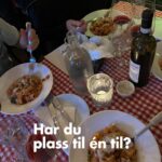 Jenny Skavlan Instagram - Vi går inn i en tid spekket med fester, feiringer og feeden vår kommer til å renne over av gjenger som koser seg SAMMEN. Det er fint, men det er også fint å ha i bakhode at veldig mange kjenner på ensomhet og utenforskap. Spesielt nå. Selv har jeg lett for å glemme å gå runden med meg selv om jeg har #plasstilentil og invitere inn de som selv ikke er så flinke til å kreve den plassen. Med disse tallene i bakhodet skal jeg bli flinkere å invitere inn, både voksne og barn! 🖤44% i Norge er plaget av ensomhet, i større eller mindre grad. 🖤1 av 5 oppgir at de har få eller ingen å vende seg til når de sliter.  🖤41% av norske studenter har få eller ingen venner.  🖤1 av 3 som blir mobbet på skolen, sier at ingen voksne vet om det. La oss alltid gå en runde på om vi har #plasstilentil - det kan bety enormt mye! @mental_helse @vitarinsj