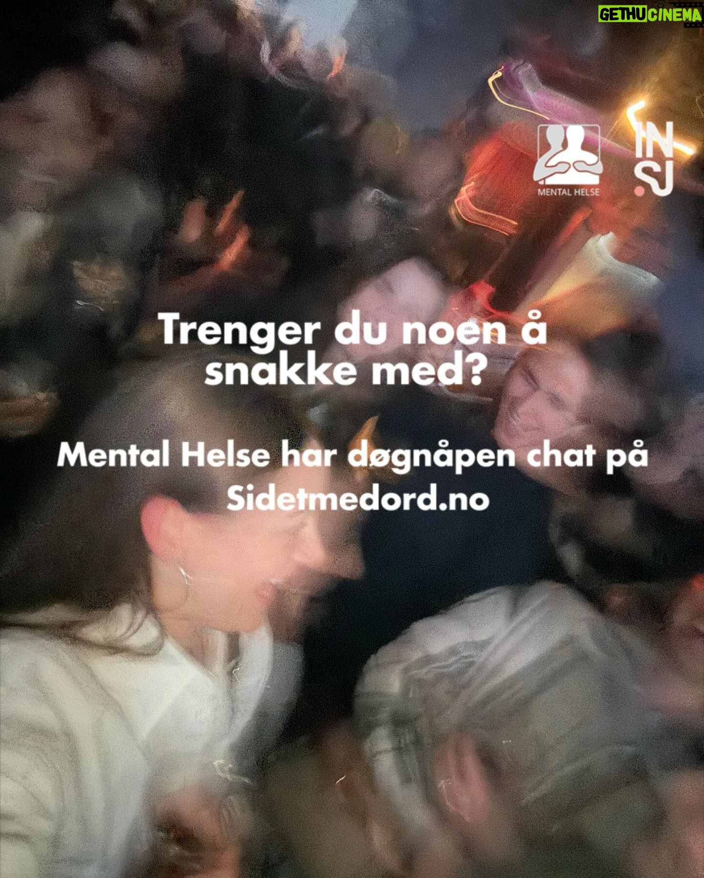 Jenny Skavlan Instagram - Vi går inn i en tid spekket med fester, feiringer og feeden vår kommer til å renne over av gjenger som koser seg SAMMEN. Det er fint, men det er også fint å ha i bakhode at veldig mange kjenner på ensomhet og utenforskap. Spesielt nå. Selv har jeg lett for å glemme å gå runden med meg selv om jeg har #plasstilentil og invitere inn de som selv ikke er så flinke til å kreve den plassen. Med disse tallene i bakhodet skal jeg bli flinkere å invitere inn, både voksne og barn! 🖤44% i Norge er plaget av ensomhet, i større eller mindre grad. 🖤1 av 5 oppgir at de har få eller ingen å vende seg til når de sliter.
🖤41% av norske studenter har få eller ingen venner.
🖤1 av 3 som blir mobbet på skolen, sier at ingen voksne vet om det. La oss alltid gå en runde på om vi har #plasstilentil - det kan bety enormt mye! @mental_helse @vitarinsj