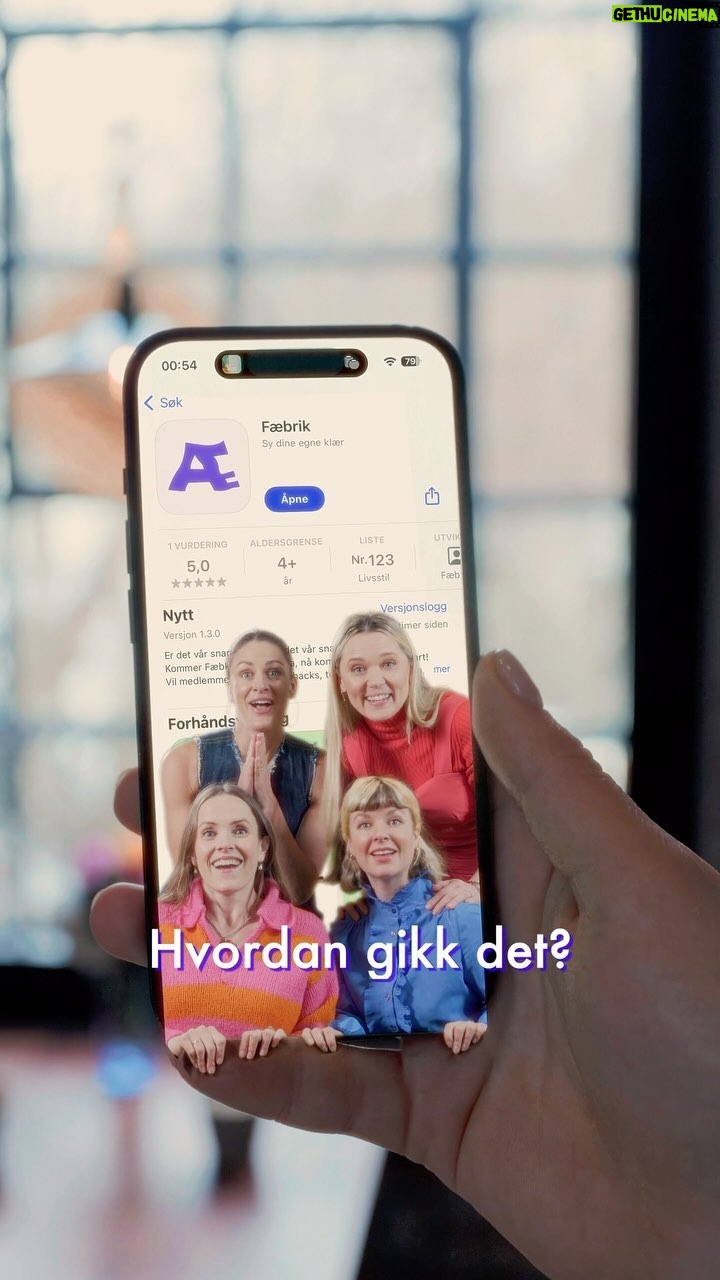 Jenny Skavlan Instagram - Egenreklame 🪡📱Drømmer du om å lære å sy? DA er Fæbrik- Æppen noe for deg! I gratis- versjonen får du grundige steg for steg filmer av alle mønsterne våre. 💥Blir du med i Fæbklubben får du grunnkurs, teknikkvideoer, jeanskurs med mønster og tilgang på alle hacke-videoer! Takk til @sarawachenfeldt og @re.lma for å ta nye arbeidsoppgaver på strak arm- som å være skuespillere! 🙌🏻 Oscar neste! 🏆