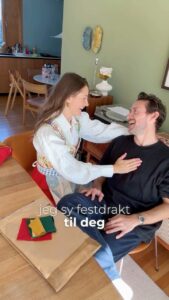 Jenny Skavlan Instagram - Reklame 🪡 Da var det endelig @fingern sin tur til å bli en del av familien sin med matchende Fæstdrakt! Mønster og masse fantastiske stoffer til Fæstdrakt til barn, dame og herre finner du på faebrik.no🌼🌸 #fæstdrakt #fæbrikfæstdrakt